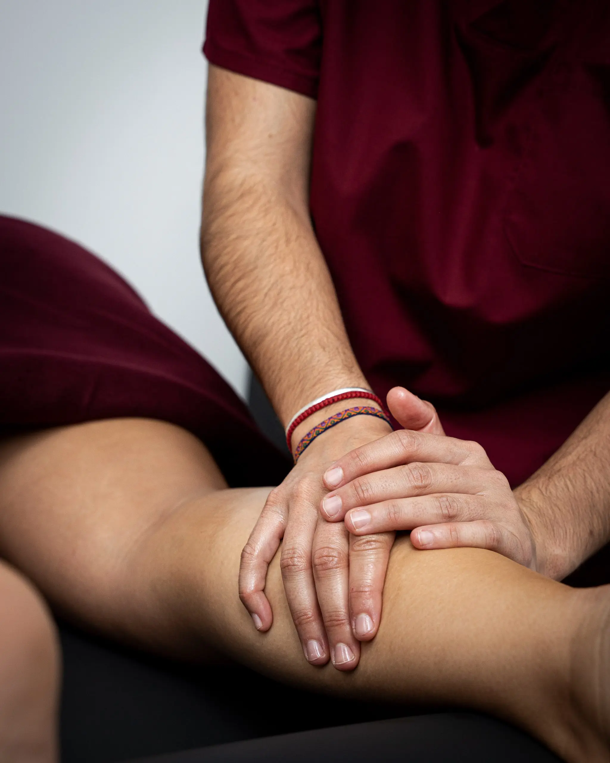 Sesión de terapia manual en Zutik Fisioterapia, Oñati