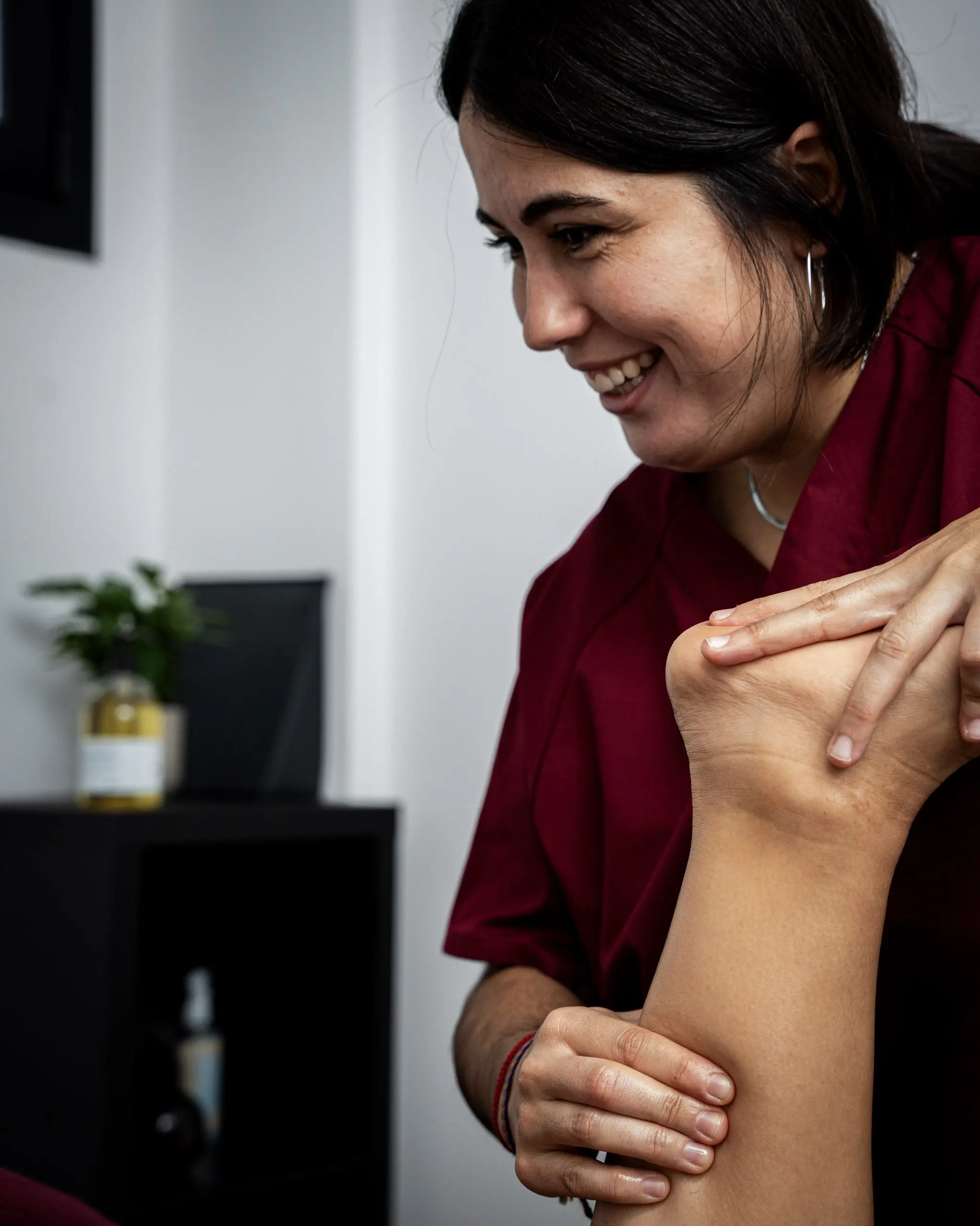 Sesión de terapia manual con Uxue Agirre, fisioterapeuta colegiada nº3580 en Zutik Oñati